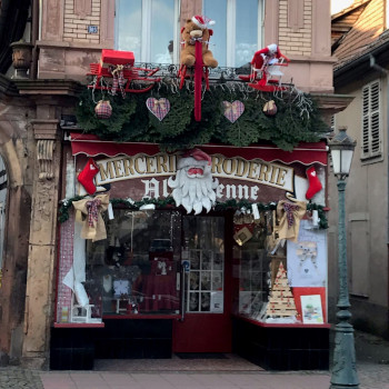 Photographie de la vitrine La Broderie Alsacienne à
                Haguenau