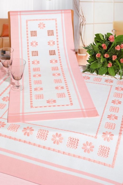 Chemin de table blanc/ abricot hardanger des fiches 33/ 34