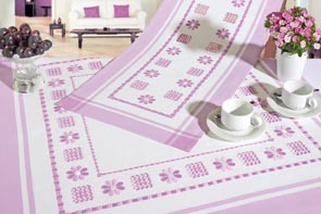 Chemin de table blanc/ lilas hardanger des fiches 33/ 34 Chemin de table blanc/ lilas hardanger des fiches 33/ 34