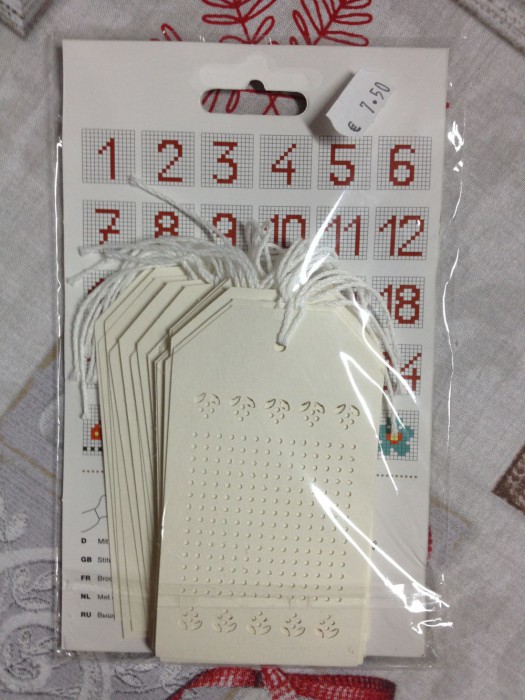 Etiquettes perforées en Papier (300g) à broder Etiquettes perforées en Papier (300g) à broder