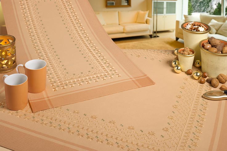 Nappe carré marron clair hardanger des fiches 42/ 43 Nappe carré marron clair hardanger des fiches 42/ 43
