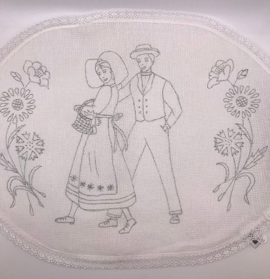 Napperon oval couple alsacien dentelle blanche Napperon oval couple alsacien dentelle blanche