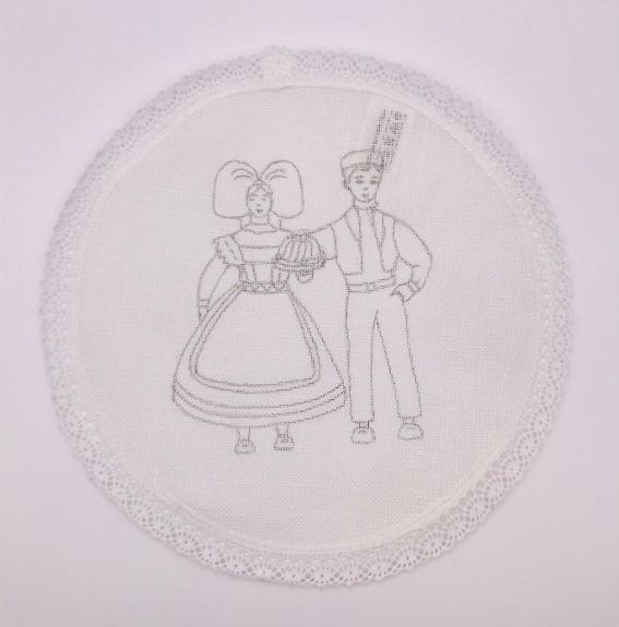 Napperon petit rond couple kouglopf avec dentelle Napperon petit rond couple kouglopf avec dentelle