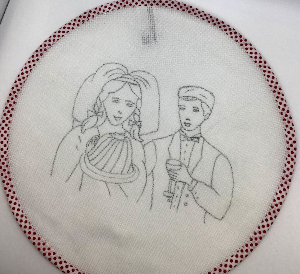 Napperon rond couple buste avec kouglopf biais petit pois rouge